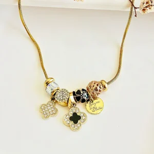 Collar dorado estilo Pandora con dijes colgantes multi-charms. 45+5 cm.