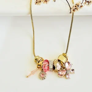 Collar dorado estilo Pandora con dijes colgantes multi-charms. 45+5 cm.
