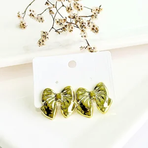 Aros dorados con forma de moño. 3 cm de ancho.