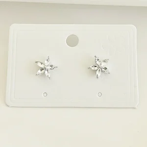Aros pasantes, flor con piedras blancas.