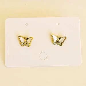 Aros pasantes, mariposa dorada con nacar y strass.