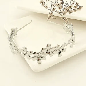 Vincha plateada con flores.