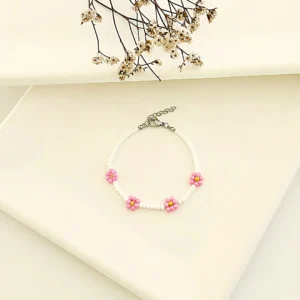 Pulsera infantil con flores.