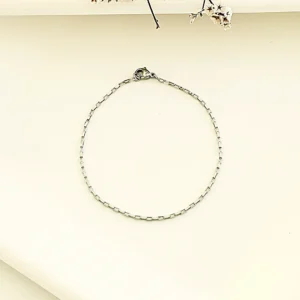 Pulsera fina de acero, eslabones cuadraditos.
