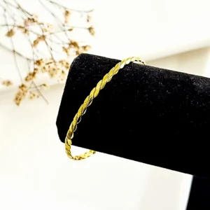 Pulsera esclava de acero dorado, tallada. 65 mm.