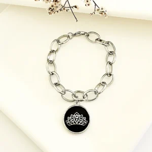Pulsera acero con dije esmaltado.
