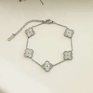 Pulsera de acero, tréboles.