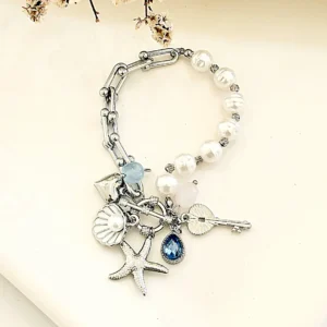 Pulsera con dijes y perla.