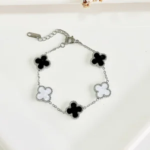 Pulsera de acero, tréboles blancos y negros.