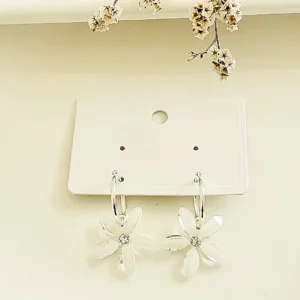 Aros acero blanco, argolla con flor blanca.