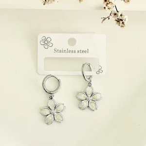 Aros acero, argollita clip con flor blanca.