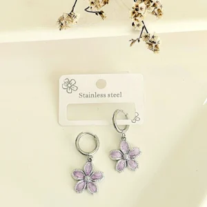 Aros acero, argollita clip con flor lila.