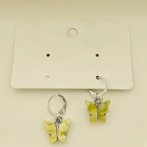 Aros argollas con colgante mariposa amarilla.