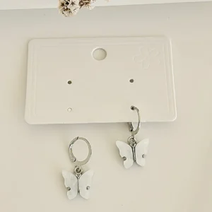Aros argollas con colgante mariposa blanca.