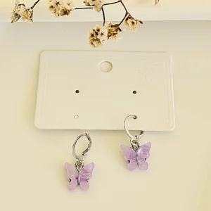 Aros argollas con colgante mariposa lila.