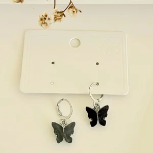 Aros argollas con colgante mariposa negra.