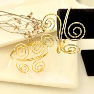 Brazalete dorado.