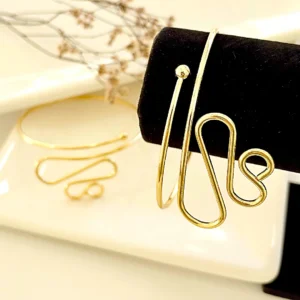 Brazalete dorado.