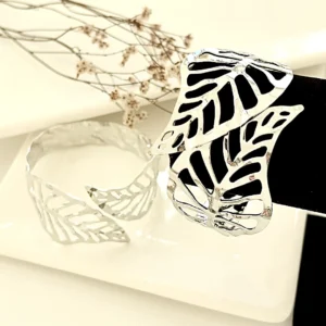 Brazalete plateado, hojas.