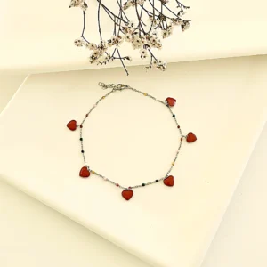 Tobilleras con dijes de corazones.
