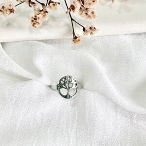 Anillo de acero, con árbol de la vida.