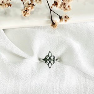 Anillo de acero, nudo de bruja.