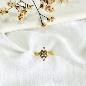 Anillo de acero dorado, nudo de bruja.