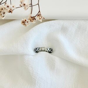 Anillo de acero con corazones.
