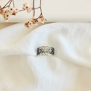 Anillo de acero con flores.