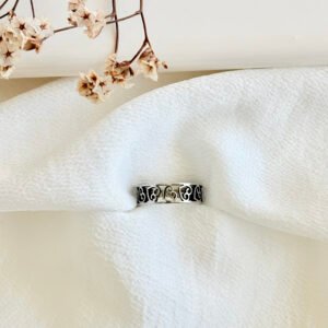 Anillo de acero, con corazones.