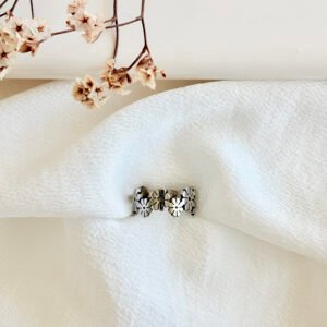 Anillo de acero, con flores.