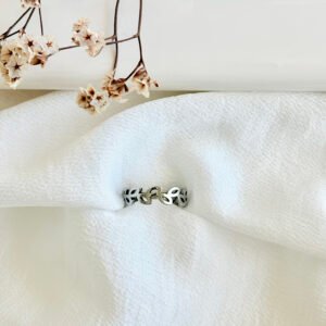 Anillo de acero, con hojitas de laurel.