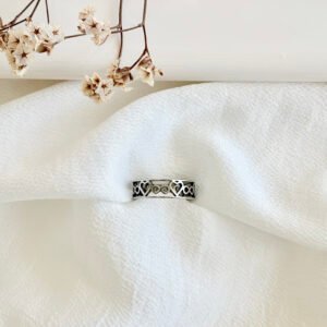 Anillo de acero, con corazones y símbolo del infinito.