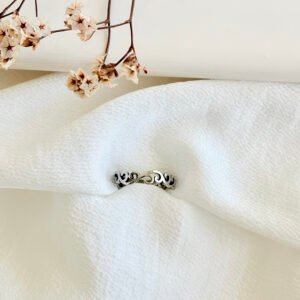 Anillo de acero, con olas.