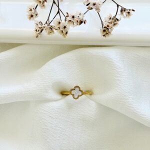Anillo de acero dorado, trébol blanco.