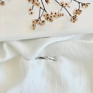 Anillo acero con piedra blanca.