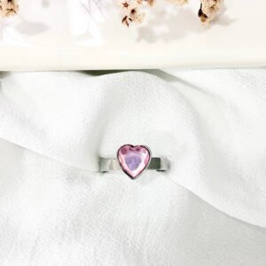 Anillo de acero, corazón con piedra rosa.