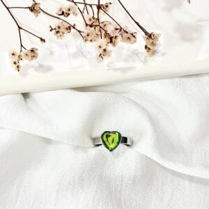 Anillo de acero, corazón con piedra tornasol.