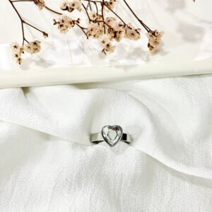Anillo de acero, corazón con piedra blanca.