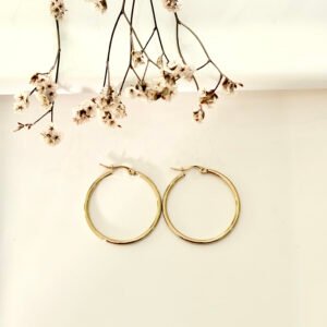 Aros de acero dorado estilo argollas.  3.5 cm. de diámetro.