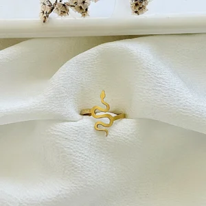 Anillo de acero dorado, serpiente.