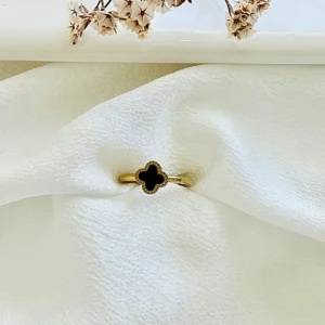 Anillo de acero dorado, trébol negro.