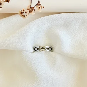Anillo de acero, calado.