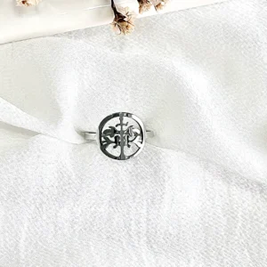 Anillo de acero, con árbol de la vida.