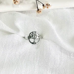 Anillo de acero, con árbol de la vida.