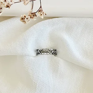 Anillo de acero, con corazones y símbolo del infinito.