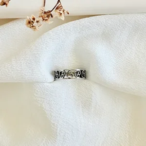 Anillo de acero, con corazones.