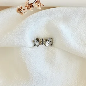 Anillo de acero, con flores.
