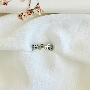 Anillo de acero, con hojitas de laurel.