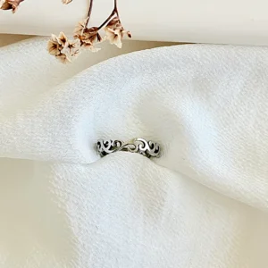 Anillo de acero, con olas.